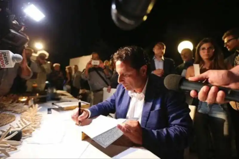 schettino firma autografi alla presentazione del suo libro 