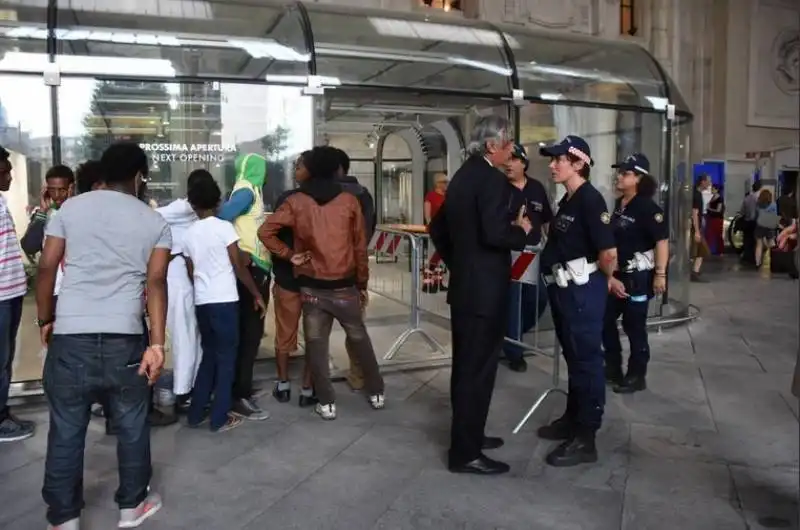 stazione di milano   migranti nei negozi di plexiglass 11