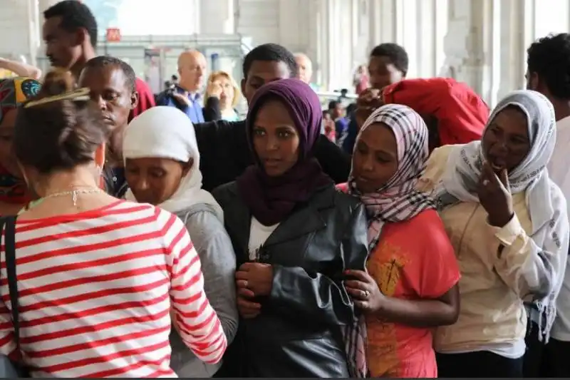 stazione di milano   migranti nei negozi di plexiglass 3