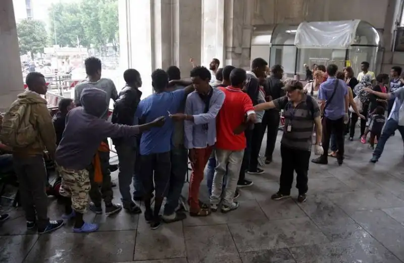 stazione di milano   migranti nei negozi di plexiglass 5