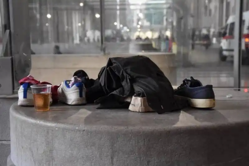 stazione di milano   migranti nei negozi di plexiglass  