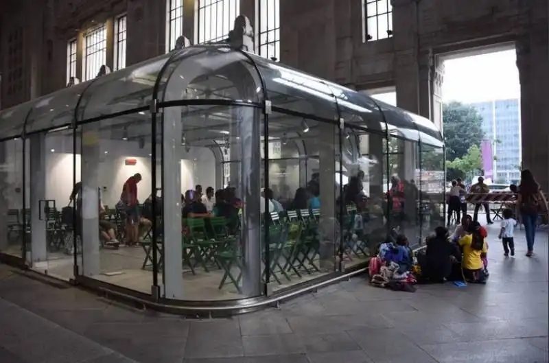 stazione di milano   migranti nei negozi di plexiglass 8