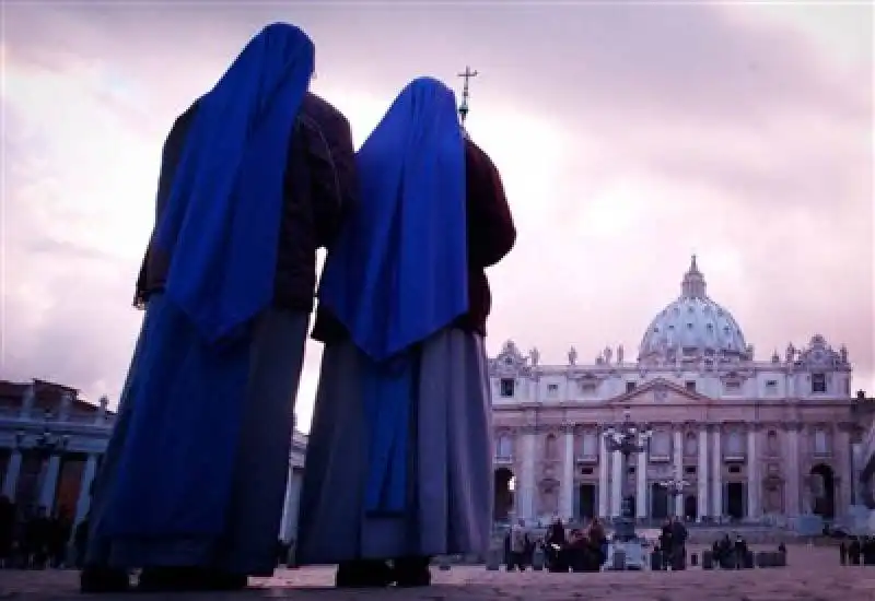 SUORE A PIAZZA SAN PIETRO