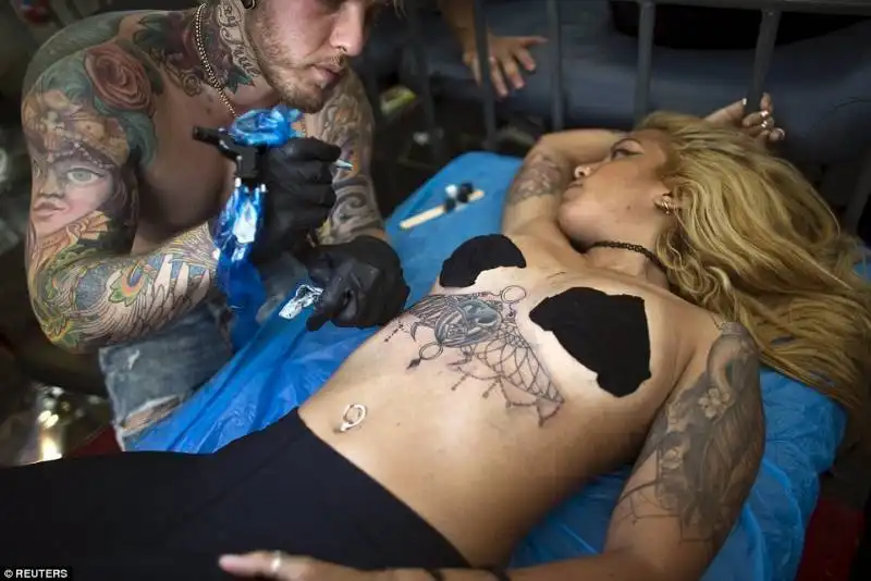 tatuatore e donna