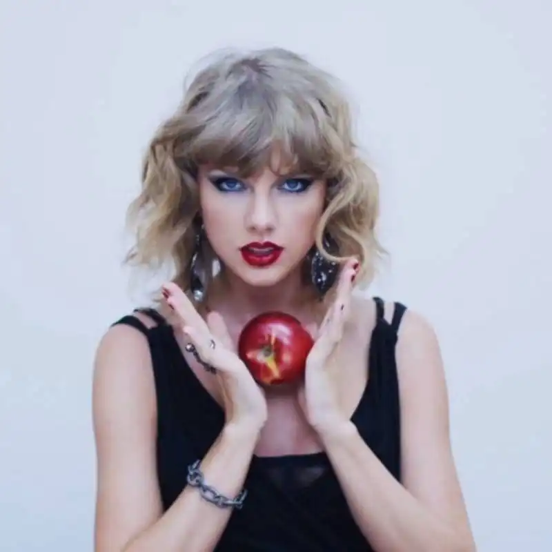 TAYLOR SWIFT MELA APPLE