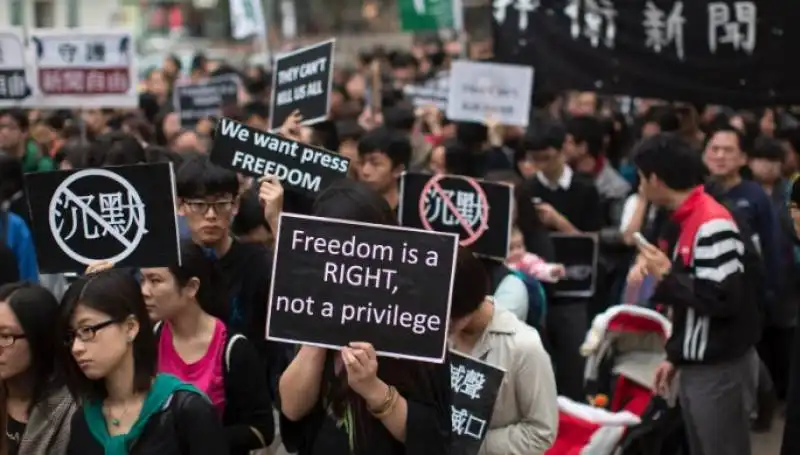 tornano le proteste a hong kong  12