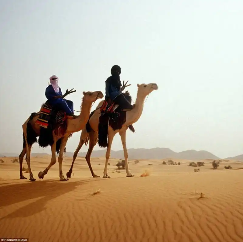 tuareg nel deserto del sahara