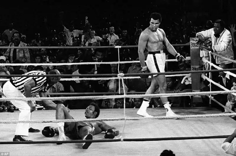 Ali si aggira sul ring dopo il ko di George Foreman 