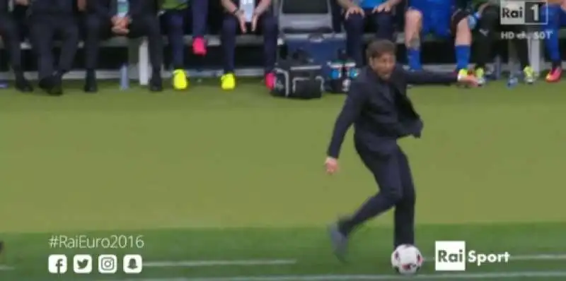 antonio conte calcia il pallone a bordo campo