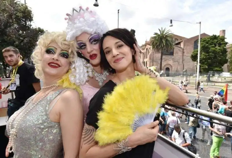 asia argento con le drag queen