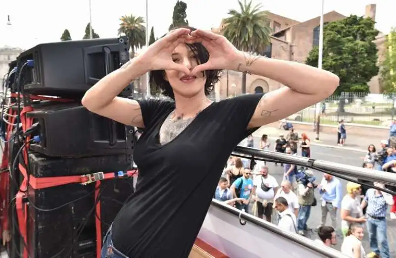 asia argento madrina del pride di roma (4)