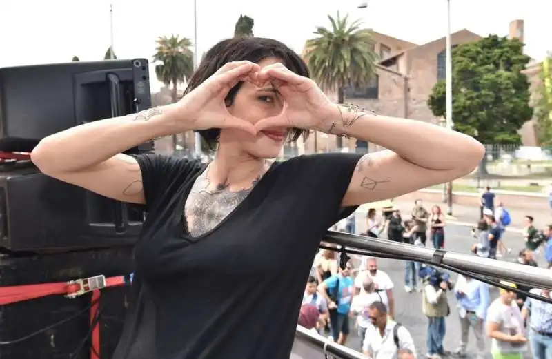 asia argento madrina del pride di roma (5)