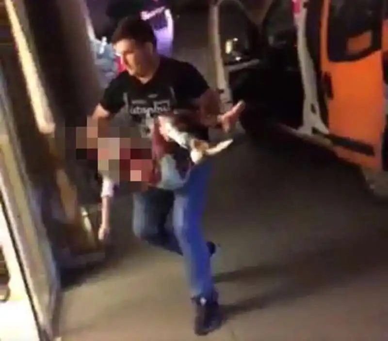 attentato a istanbul 0 a man carries a wounded boy away from the devastated airport ton m 99 1467147219102