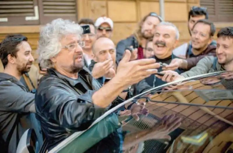 BEPPE GRILLO TRA LA FOLLA