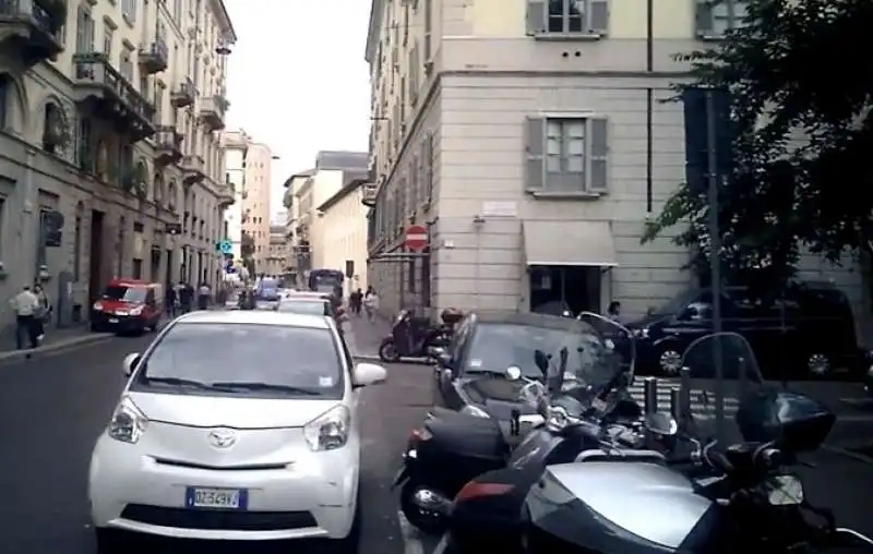 beppe sala parcheggia in doppia fila a milano  3