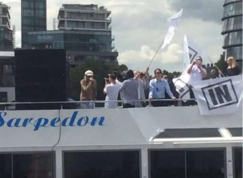 bob geldof yacht sul tamigi per il no alla brexit  2