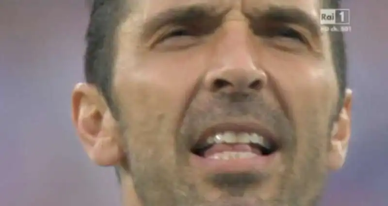 buffon canta l inno d italia