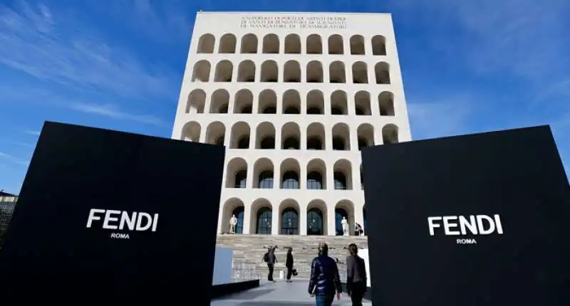 COLOSSEO QUADRATO FENDI 3