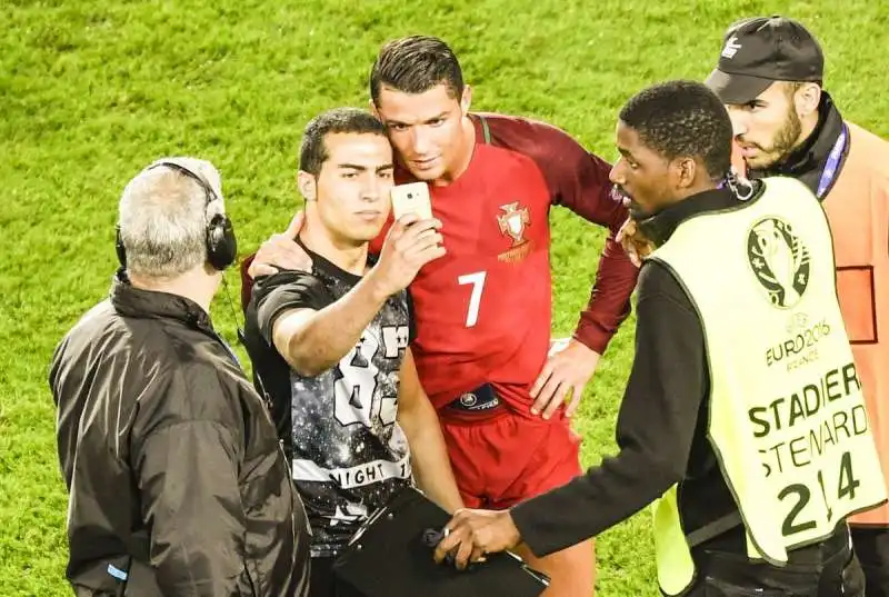 CRISTIANO RONALDO SELFIE CON INVASORE CAMPO 2