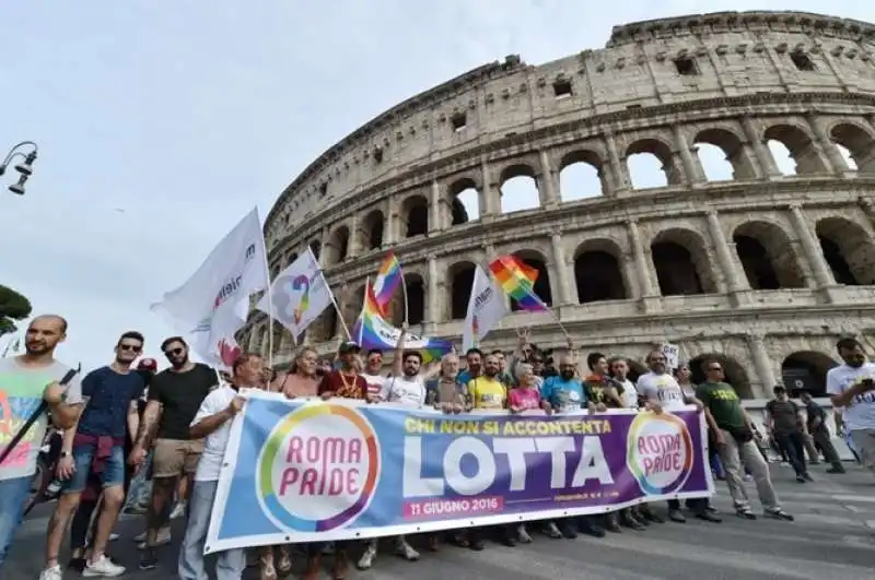 davanti al colosseo