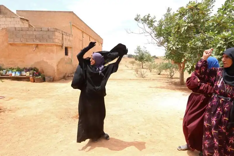 donna siriana si toglie il niqab