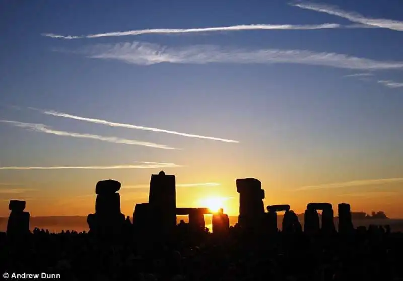 druidi e turisti a stonehenge