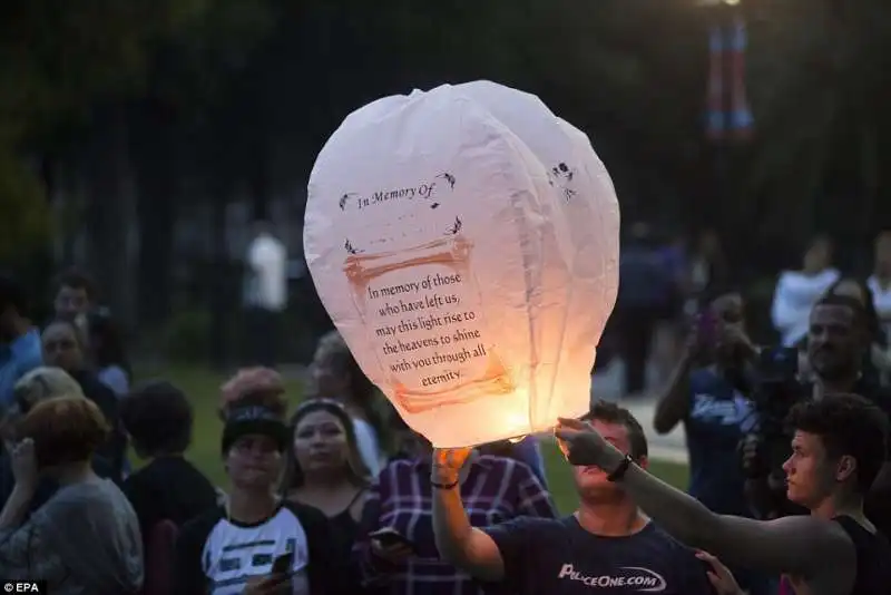 fiaccolata per le vittime della strage di orlando   