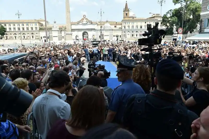 folla al funerale di bud spencer (1)