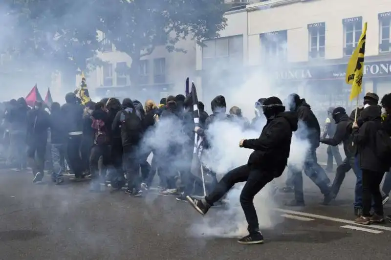 francia   riforma del lavoro   scontri e feriti al corteo 15