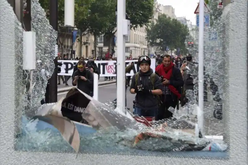 francia   riforma del lavoro   scontri e feriti al corteo 19