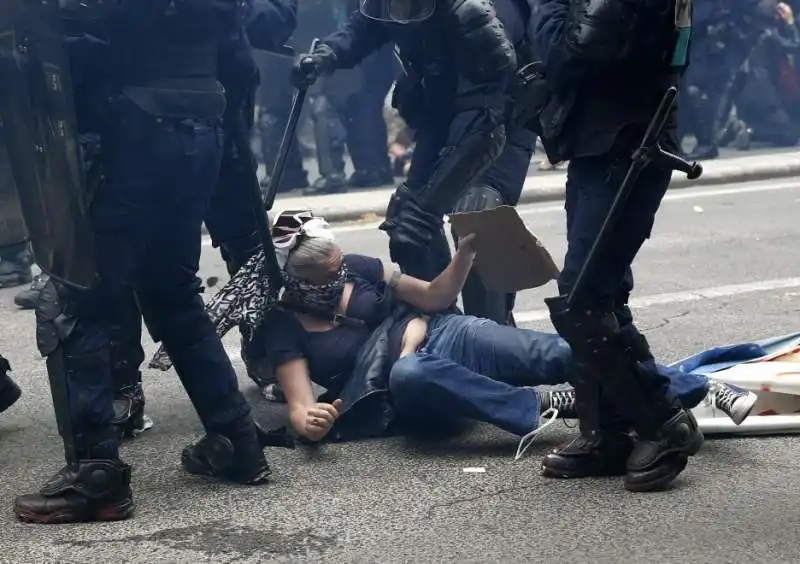 francia   riforma del lavoro   scontri e feriti al corteo 