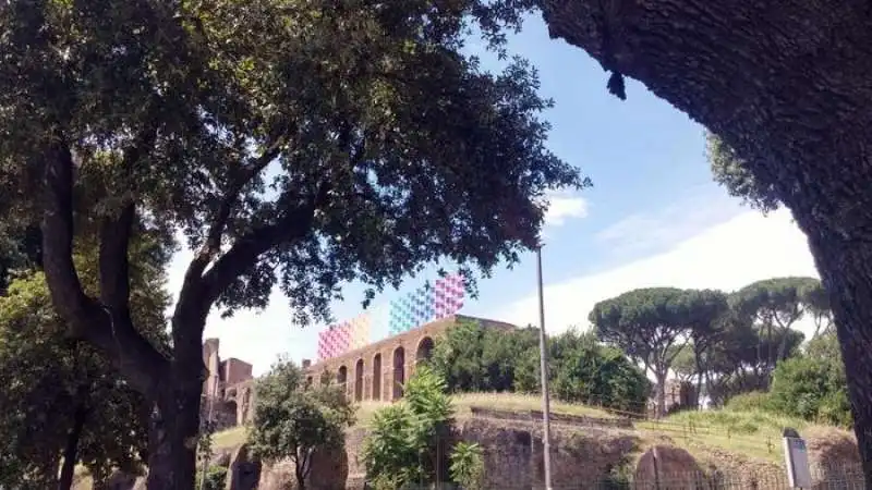 Gli stendardi arcobaleno  di Daniel Buren 