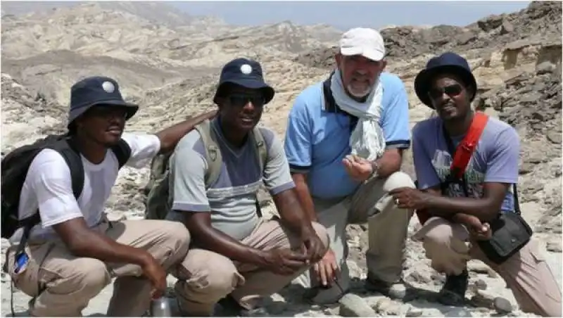 HOMO ERECTUS - ALFREDO COPPA COORDINATORE DEGLI SCAVI CON IL SUO TEAM