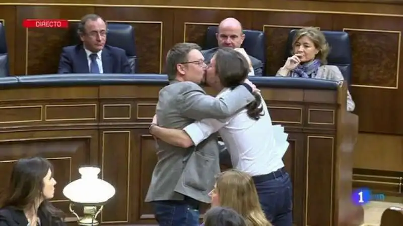 Il bacio tra Pablo Iglesias di Podemos e Xavier Domenech