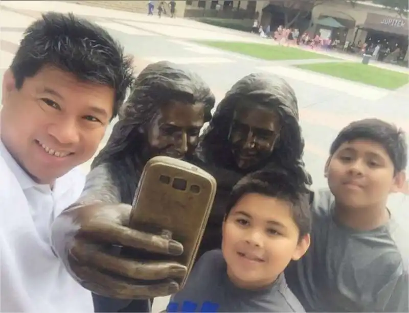 IN TEXAS LA PRIMA STATUA AL SELFIE