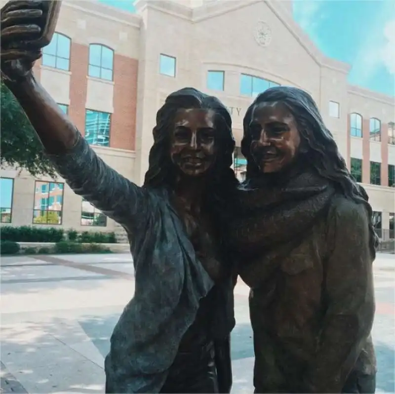 IN TEXAS LA PRIMA STATUA AL SELFIE   