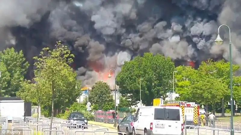 incendio al centro profughi di dusseldorf  9