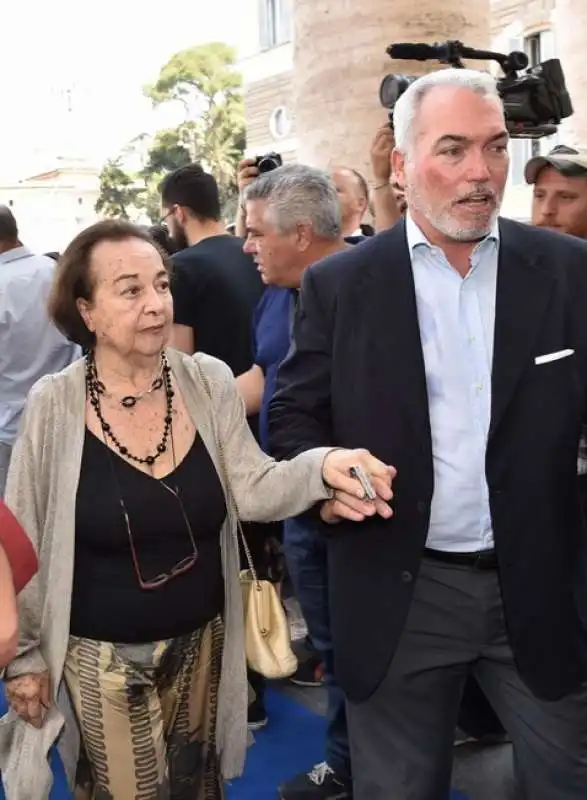 la moglie di bud spencer maria amato accompagnata da  marco pietrangeli