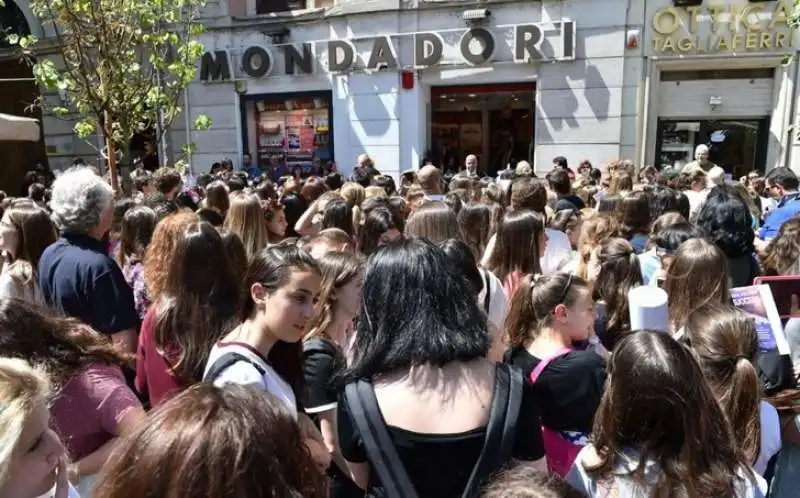 le fan di sofia viscardi davanti alla mondadori (1)