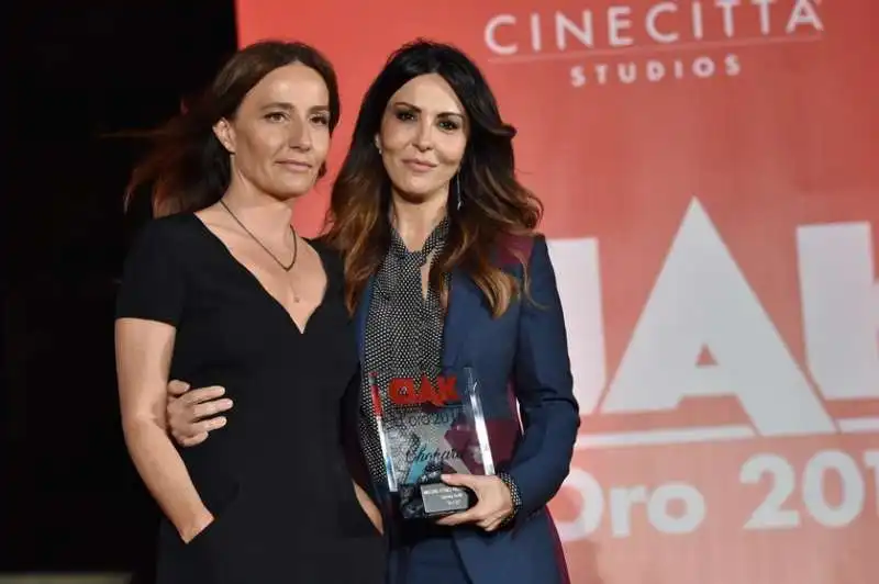 maria sole tognazzi e sabrina ferilli premiata