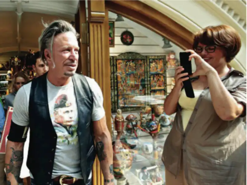 mickey rourke con la maglietta di putin