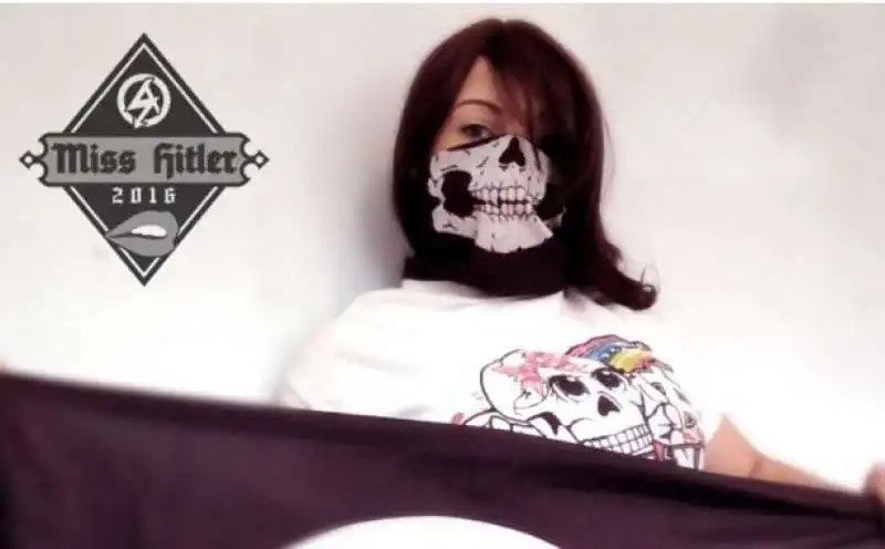 miss nazi con maschera della morte