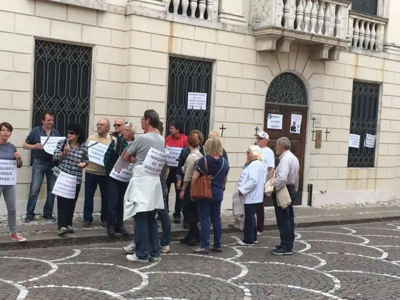 montebello proteste sotto la villa di zonin   