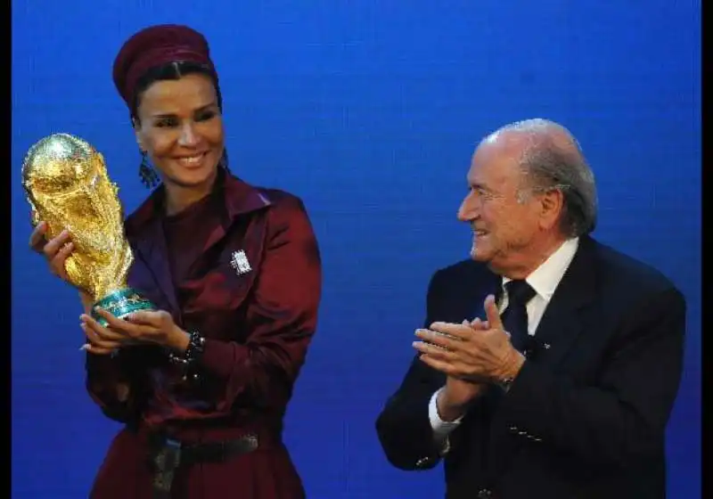 Mozah bint Nasser al Missned con Blatter