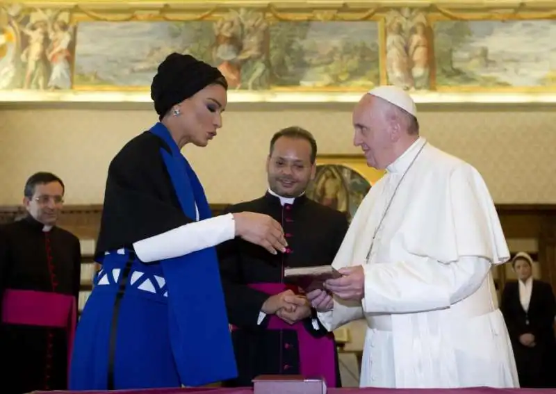 Mozah bint Nasser al Missned con Papa Bergoglio 