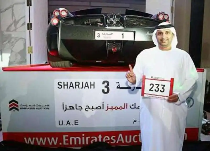 NEGLI EMIRATI ARABI VA ALL ASTA LA TARGA NUMERO UNO