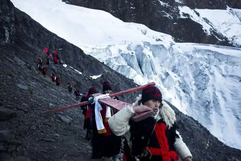 peruviani portano la croce al festival qoyllur riti