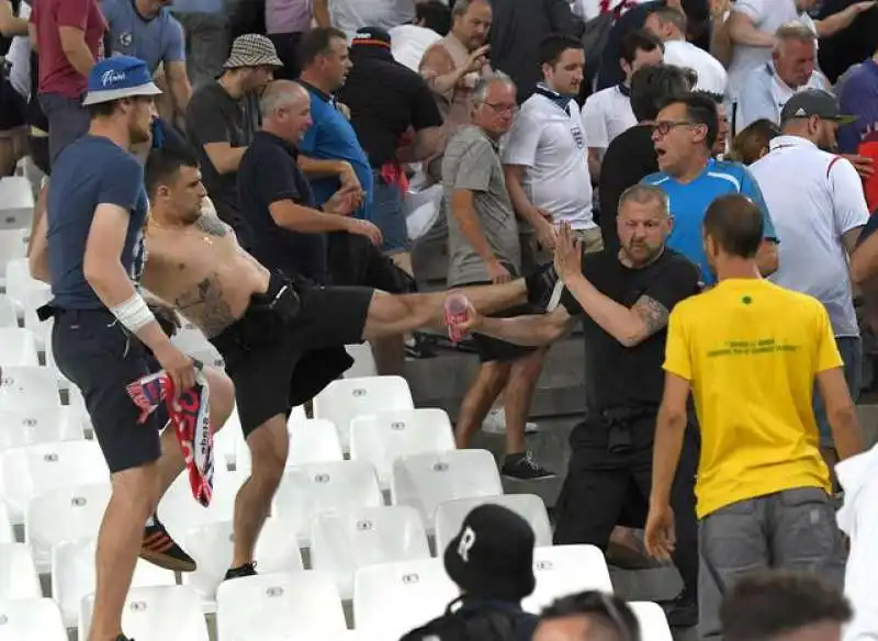 rissa allo stadio dopo inghilterra russia  16