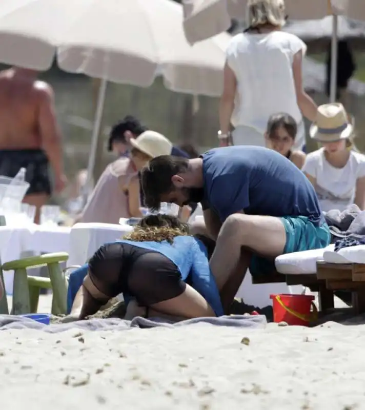 SHAKIRA E PIQUE IN SPIAGGIA