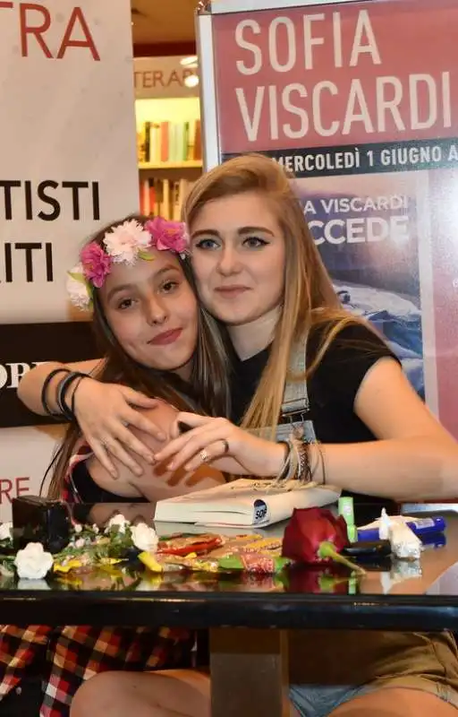 sofia viscardi in posa con una fan (1)